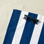 Serviette de plage rayée bleu marine et blanc avec (En situation)