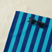 Serviette de plage rayée bleu rétro Cadeau (En situation)