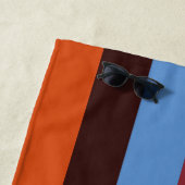 Serviette de plage rayée bleue, orange, marron et (En situation)