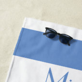 Serviette de plage rayée bleue simple (En situation)