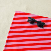 SERVIETTE DE PLAGE RAYÉE DIAGONALE ROSE ROUGE (En situation)