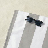 Serviette de plage rayée gris et blanc de printemp (En situation)