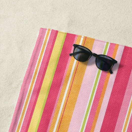 Serviette de plage rayée Monogramme (En situation)