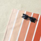 Serviette de plage rayée monogramme rétro personna (En situation)