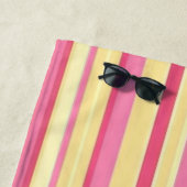 Serviette de plage rayée rose et jaune printemps (En situation)