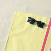 Serviette de plage rayée rose et jaune printemps (En situation)