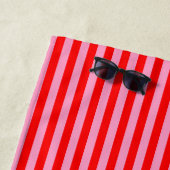 SERVIETTE DE PLAGE RAYÉE ROSE ROUGE - verticale (En situation)