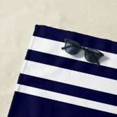 Serviette De Plage Rayure nautique de blanc de marine de capitaine (En situation)