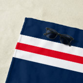 Serviette De Plage Rayure rouge de bleu marine et de rouge de homard (En situation)