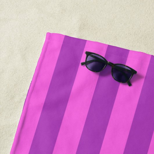 Serviette De Plage Rayures bicolores violettes (En situation)