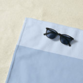 Serviette De Plage Rayures bleues de gradient simple avec le nom fait (En situation)