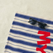 Serviette De Plage Rayures Bleues et Blanches Ondulées (En situation)