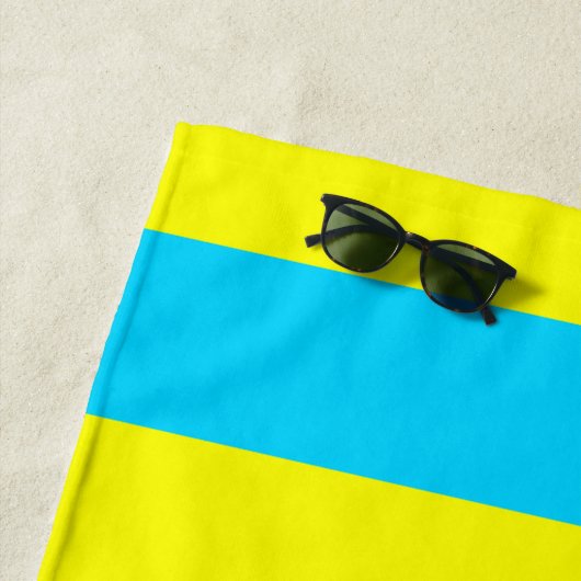 Serviette De Plage Rayures Bleues et Jaunes Clair (En situation)