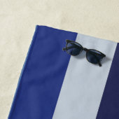 Serviette De Plage Rayures Dans Le Soleil Bleu Marine (En situation)