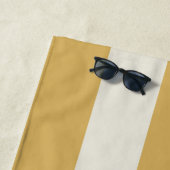 Serviette De Plage Rayures Dans Le Soleil Moutarde Jaune (En situation)