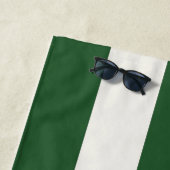 Serviette De Plage Rayures Dans Le Soleil Vert Profond Blanc (En situation)