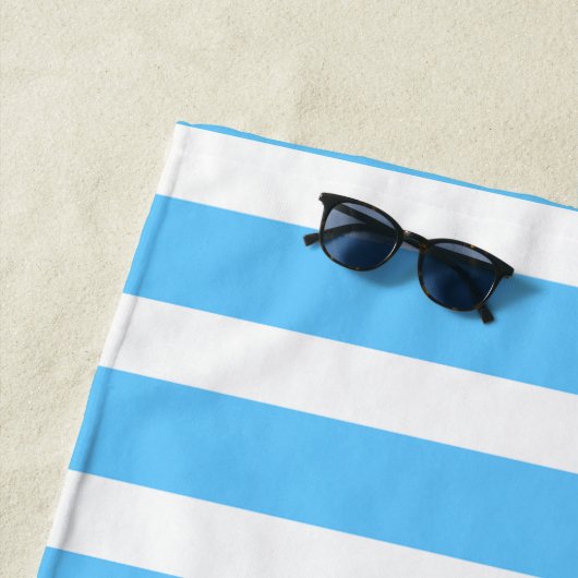 Serviette De Plage Rayures de cabane bleu ciel et blanc (En situation)