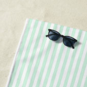 Serviette De Plage Rayures de Cabanon Vert Menthe avec Initiales Mono (En situation)