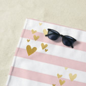 Serviette De Plage Rayures de coeurs dorés (En situation)