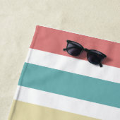 Serviette De Plage Rayures de monogramme côtier coloré (En situation)