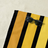Serviette De Plage Rayures de nuances de jaune doré sur fond noir (En situation)