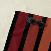 Serviette De Plage Rayures de nuances de rouge sur fond noir (En situation)