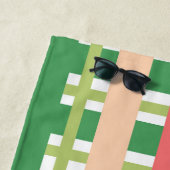 Serviette De Plage Rayures de pastèque à carreaux monogramme vertical (En situation)
