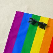 Serviette De Plage Rayures du drapeau de progrès LGBTQ+ (En situation)