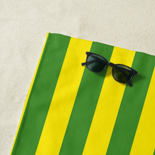Serviette De Plage Rayures jaune et verte (En situation)