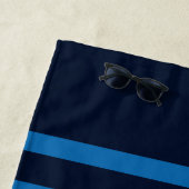 Serviette De Plage Rayures monogramme nom bleu marine et rouge (En situation)
