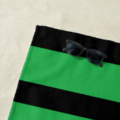 Serviette De Plage rayures noires vertes (En situation)