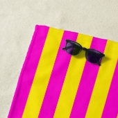Serviette De Plage Rayures rose vif et jaune canari (En situation)