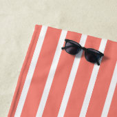 Serviette De Plage Rayures roses et blanches avec la turquoise (En situation)