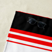 Serviette De Plage Rayures rouges blanches et noires (En situation)