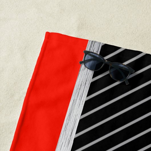 Serviette De Plage Rayures rouges, noires, argentées et blanches (En situation)