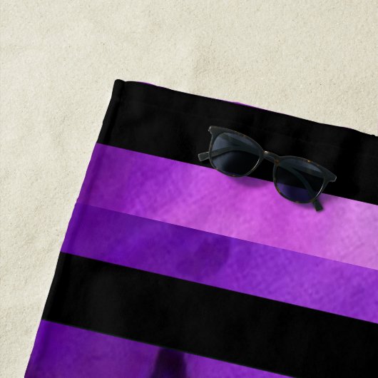 Serviette De Plage rayures texturées violettes et noires (En situation)