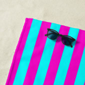 Serviette De Plage Rayures Turquoise Vert Bleu Cyan Et Rose Chaud (En situation)