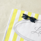 Serviette De Plage Rayures verticales jaunes et blanches Monogramme (En situation)