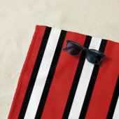 Serviette De Plage Rayures verticales noires rouges et blanches (En situation)