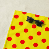 Serviette De Plage Red On Yellow Polka Dots Pattern Design  (En situation)