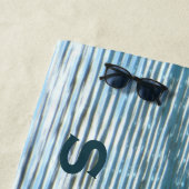 Serviette De Plage Réflexion Abstraite avec nom bleu (En situation)