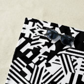 Serviette De Plage Réflexions Abstraites : Lignes, Cubes et Monochrom (En situation)