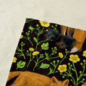 Serviette De Plage Renards et papillons sur le noir (En situation)