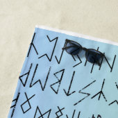 Serviette De Plage Repeating Viking Ships and Helmet Design over Rune (En situation)