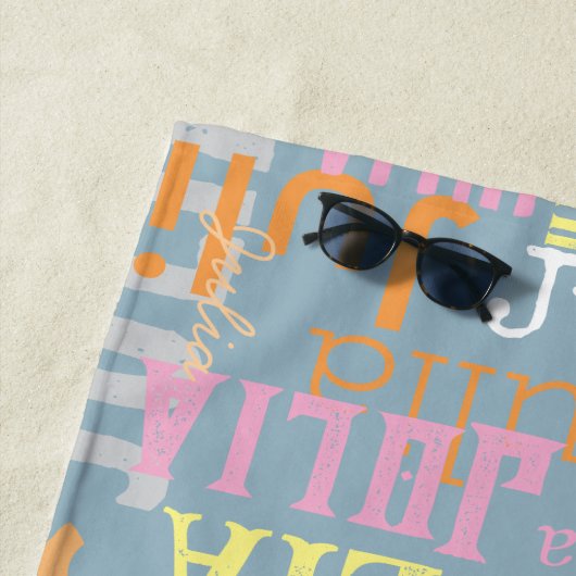 Serviette De Plage Répétition De Son Nom | Couleurs sur bleu (En situation)
