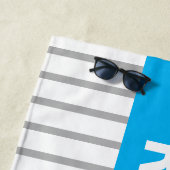 Serviette De Plage RÉSERVÉ ou nom, bandes bleu ciel et gris (En situation)
