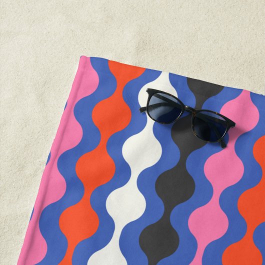 Serviette De Plage Retro Abstrait Stripes bleu rose Nom personnalisé (En situation)