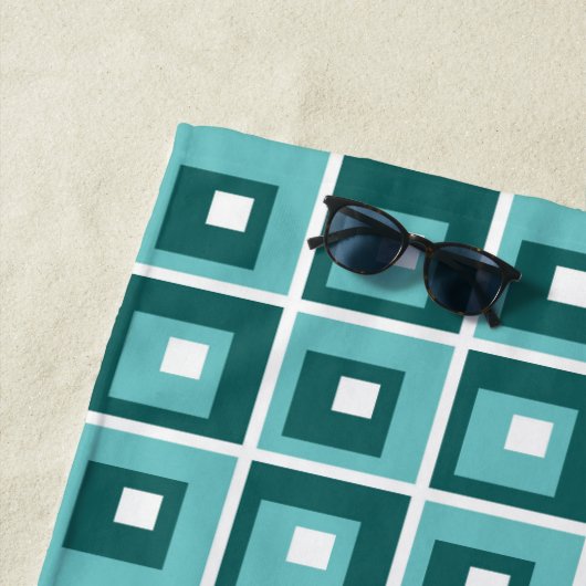 Serviette De Plage Retro Blue Geometric Squares Pattern Monogram (En situation)