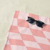 Serviette De Plage Rétro damboard tourbillonnet onde légère rose pâle (En situation)