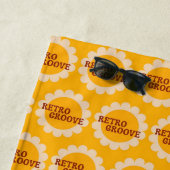Serviette de plage Retro Groove (En situation)